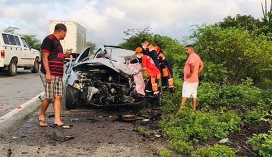 Duas pessoas morrem em acidente na BR 324 após carro colidir com caminhão