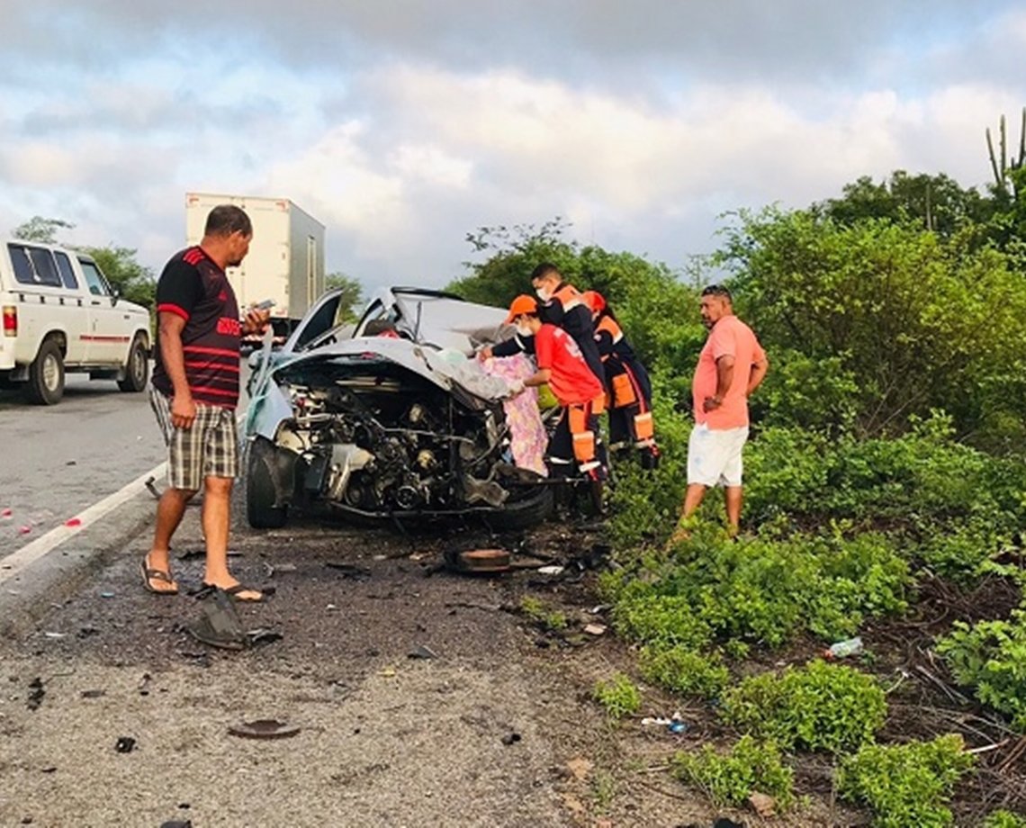 Duas pessoas morrem em acidente na BR 324 após carro colidir com caminhão