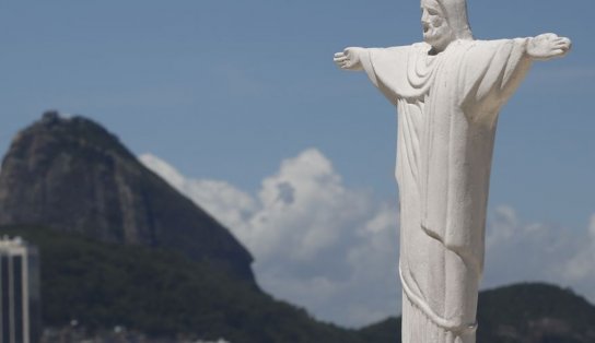 Cristo Redentor é iluminado de verde e amarelo em homenagem a Pelé