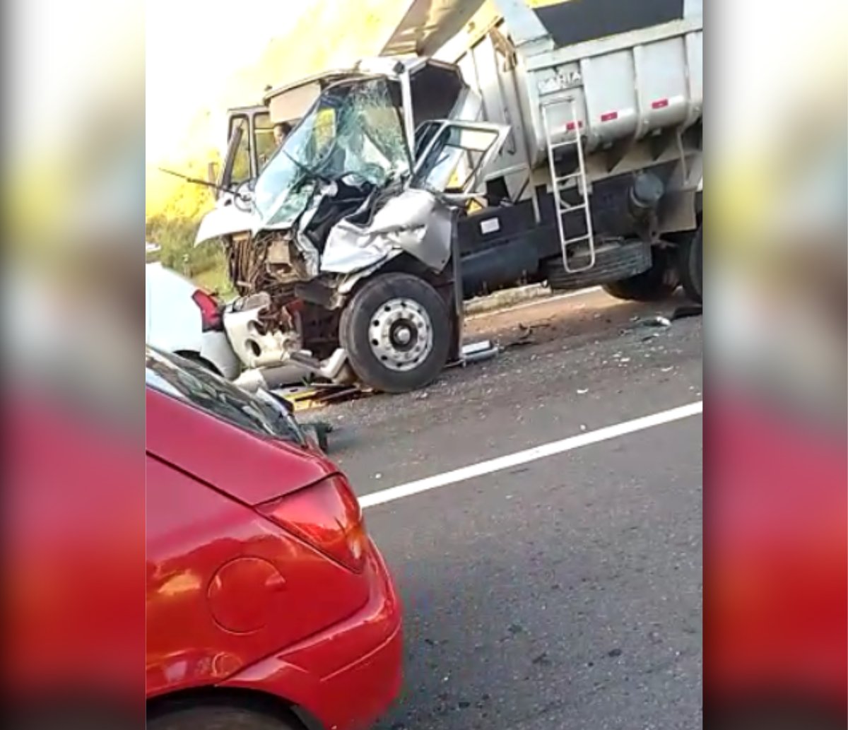 Motorista fica preso às ferragens de caminhão após se envolver em acidente na Avenida Gal Costa 