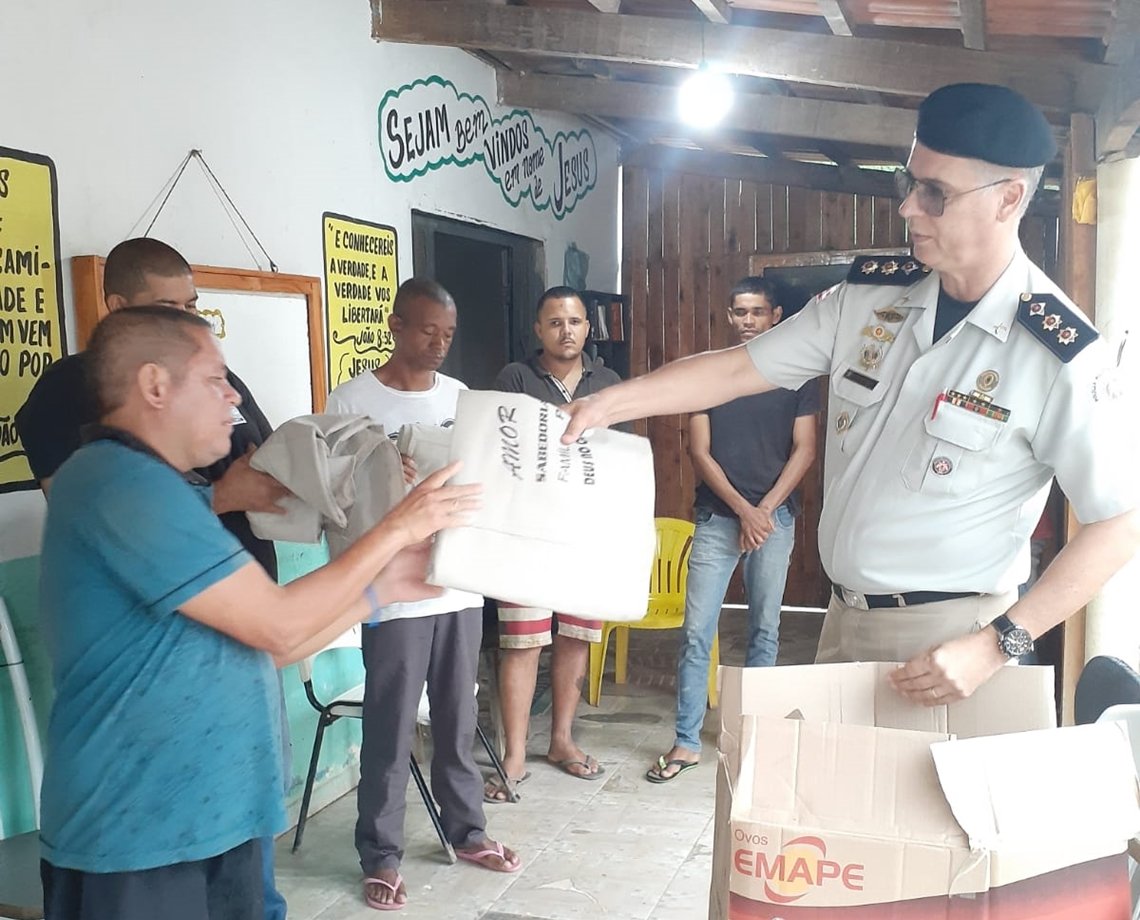 Antigos uniformes da PM viram lençóis e cobertores para necessitados na Bahia