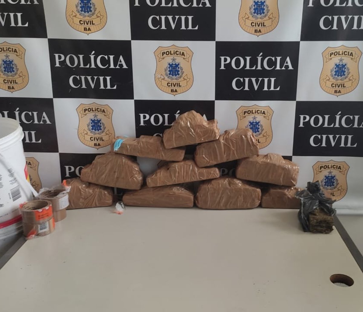 Dez quilos de maconha são encontrados dentro de balde em terreno baldio em Santo Antônio de Jesus 