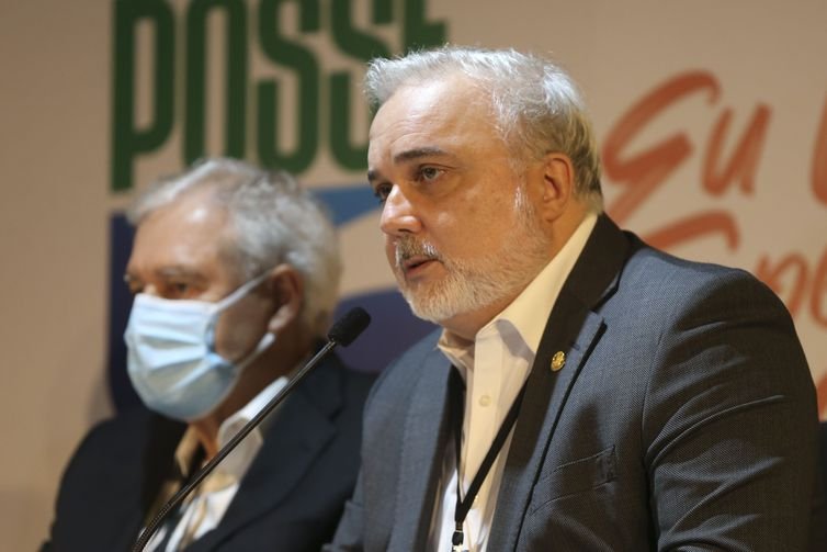 Indicado para presidir Petrobras, senador defende fundo para combustíveis