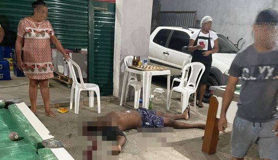 Câmera filma momento em que homem é morto com seis tiros dentro de bar na Bahia, veja vídeo: 