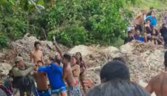 VÍDEO: banhistas agridem PM em praia de Ilhéus; policial teria levado uma "garrafada"