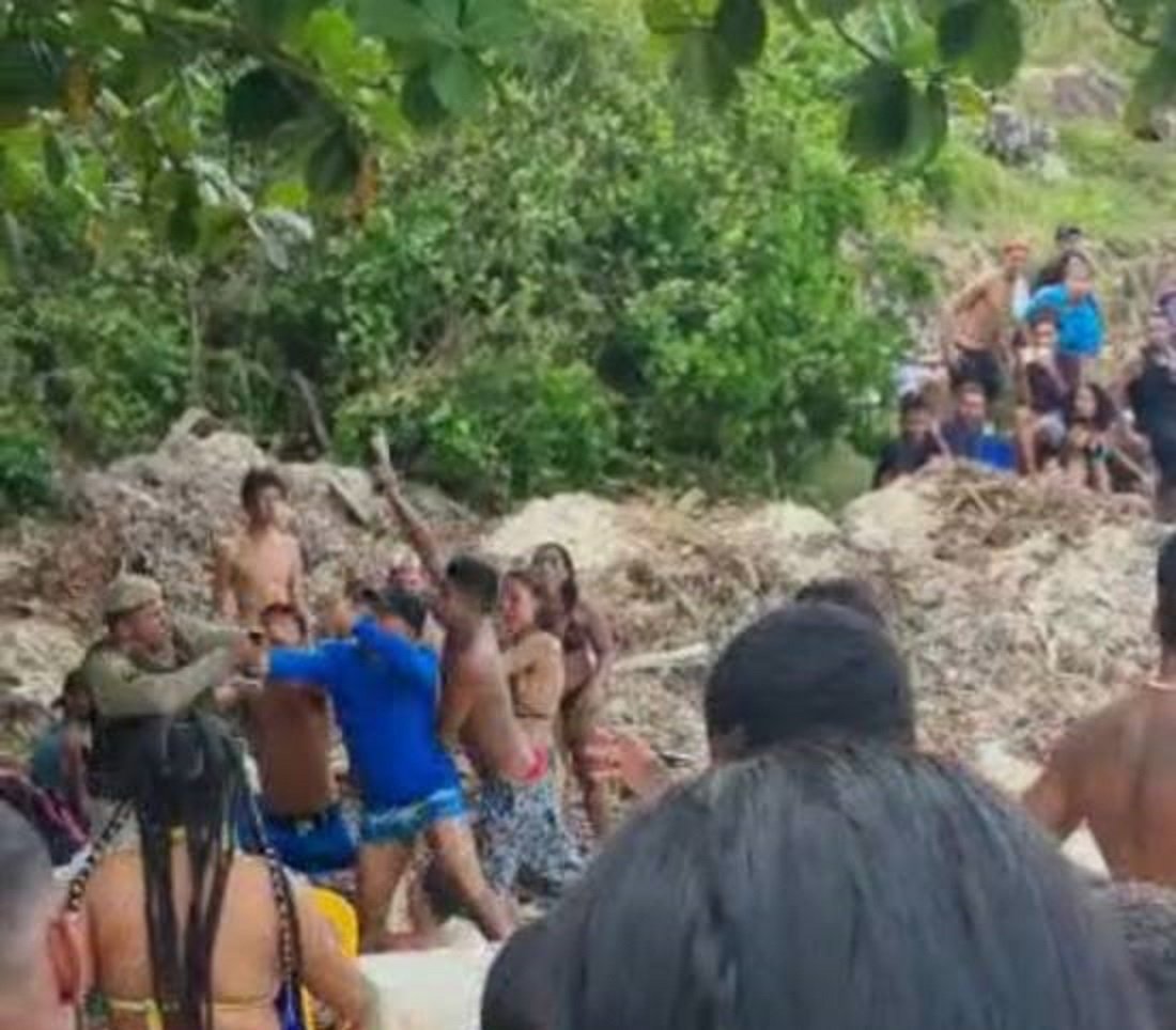 VÍDEO: banhistas agridem PM em praia de Ilhéus; policial teria levado uma "garrafada"