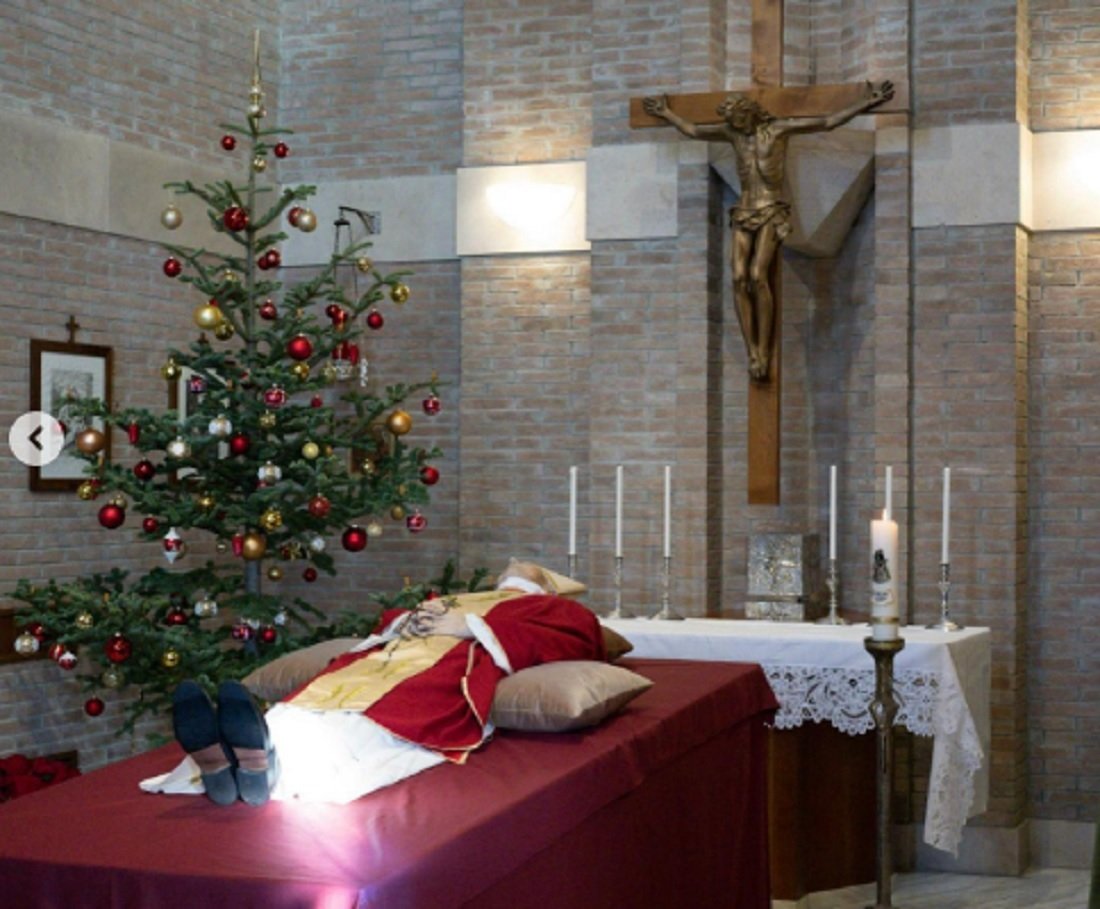 Velório do papa emérito começa no Vaticano; fiéis fazem fila para homenagens