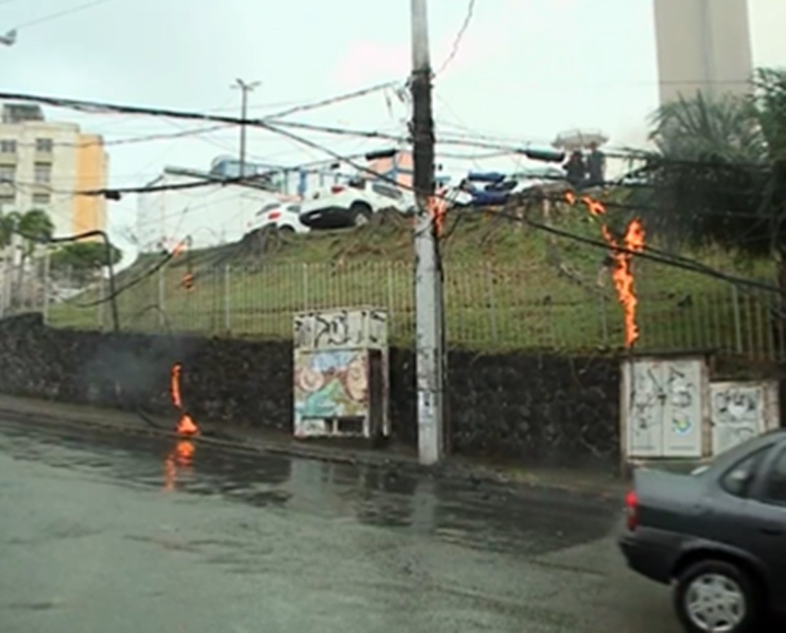 Poste pega fogo em frente à emissora de TV na Federação e trânsito é interditado; vídeo