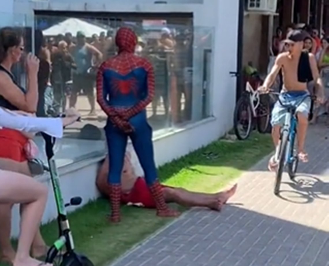 VÍDEO: "Homem Aranha" dá mata-leão em assaltante e o segura até a chegada da polícia