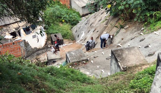 Carro desgovernado desce ladeira e atinge muro de casa na Capelinha de São Caetano