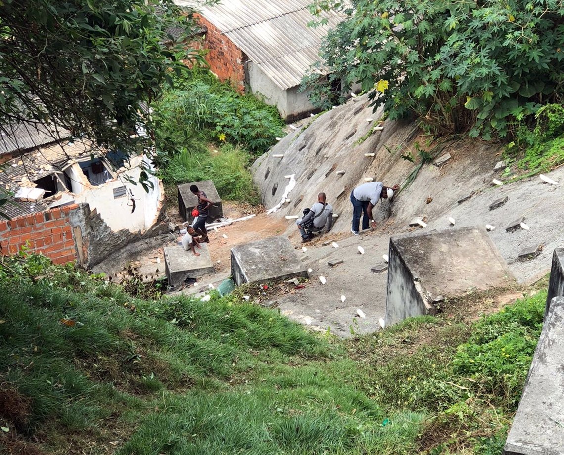 Carro desgovernado desce ladeira e atinge muro de casa na Capelinha de São Caetano