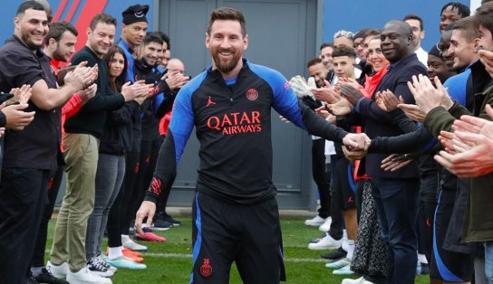 Messi é recebido com corredor de aplausos ao retomar rotina no PSG; veja vídeo