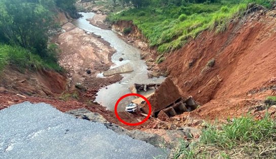 Três pessoas são resgatadas com vida após carro cair em cratera no sul da Bahia