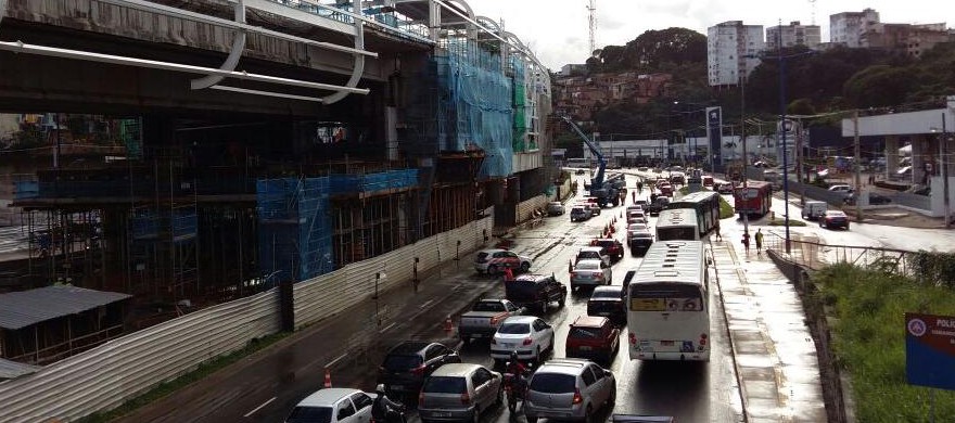 Máquina da obra do Metrô é retirada da via e trânsito volta a fluir na Av. Bonocô