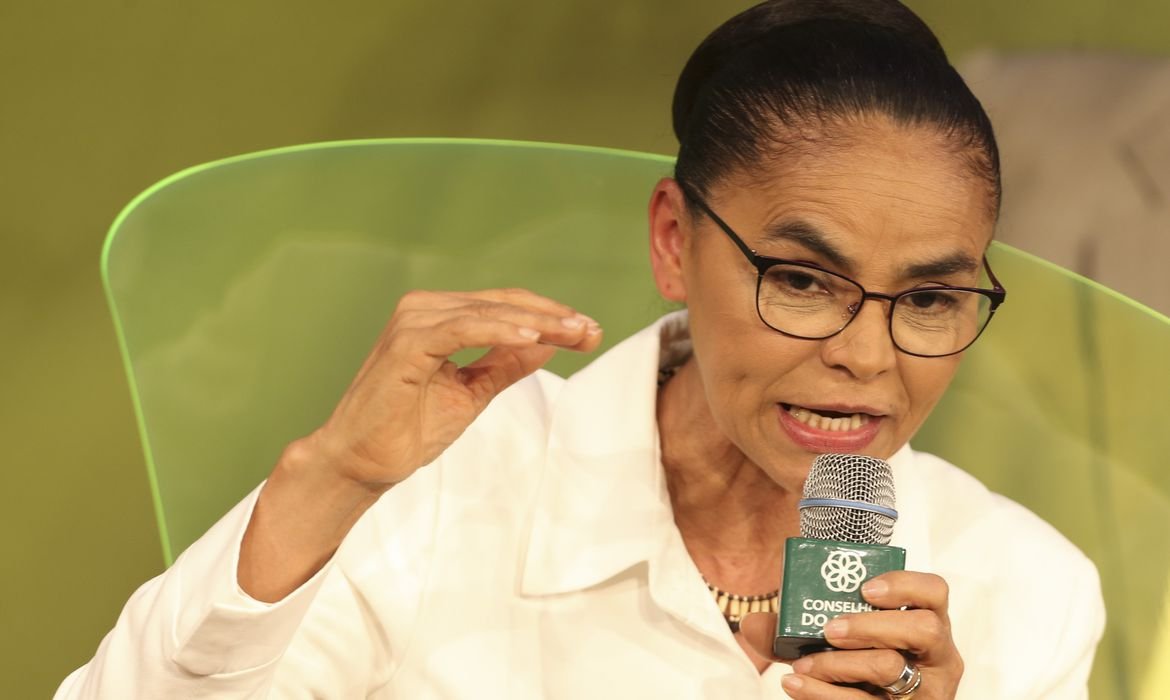 Marina Silva toma posse e diz que Brasil tem desafio de honrar Acordo de Paris