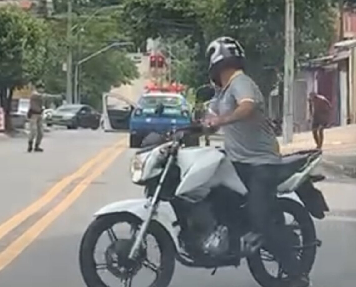 VÍDEO: homem em possível surto joga pedras no carro da PM e agentes atiram de volta 