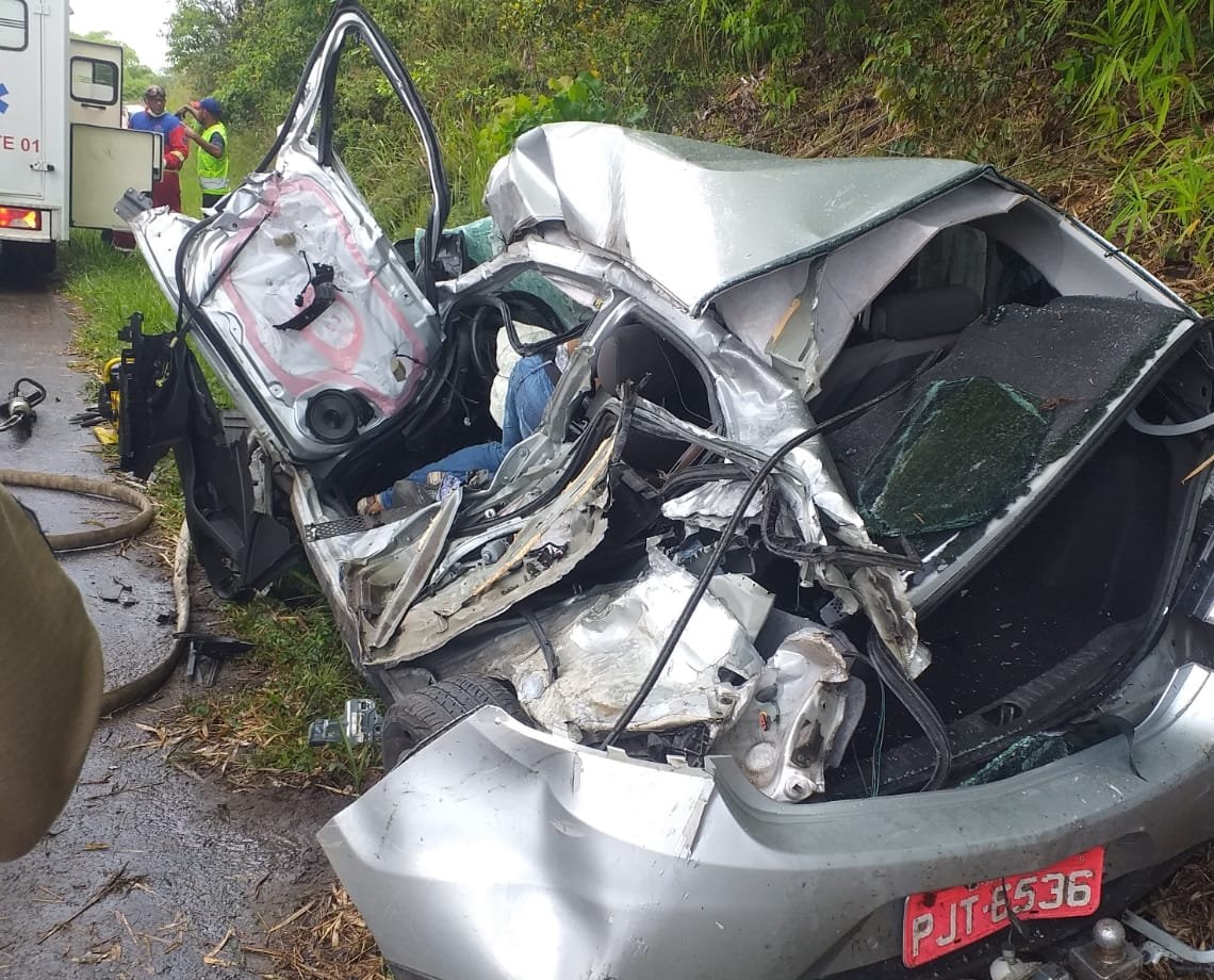 Acidente envolvendo um taxi e caminhão deixa um morto em Mata de São João