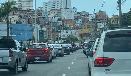 Obra da Embasa causa lentidão no trânsito na Avenida Ogunjá