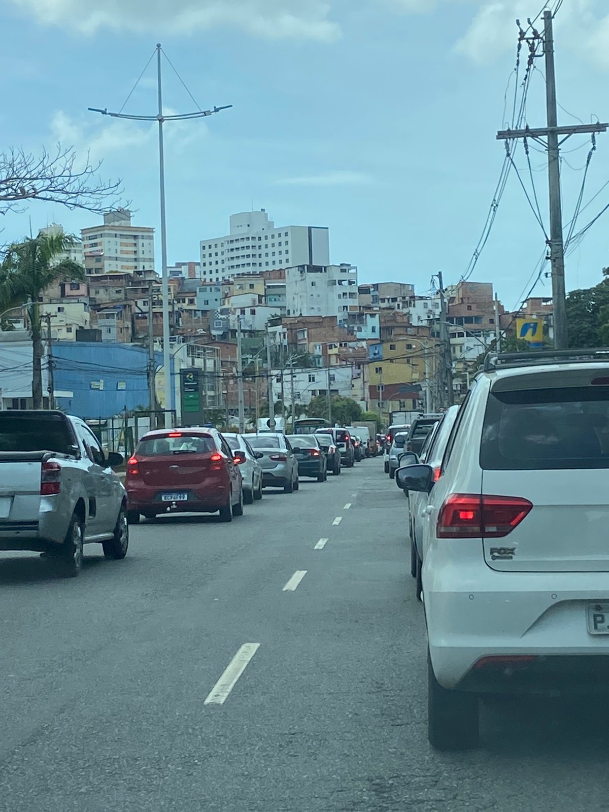 Obra da Embasa causa lentidão no trânsito na Avenida Ogunjá