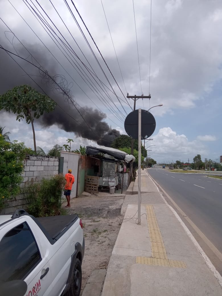 Forte explosão em galpão causa lentidão no trânsito de veículos em Camaçari; bombeiros estão no local