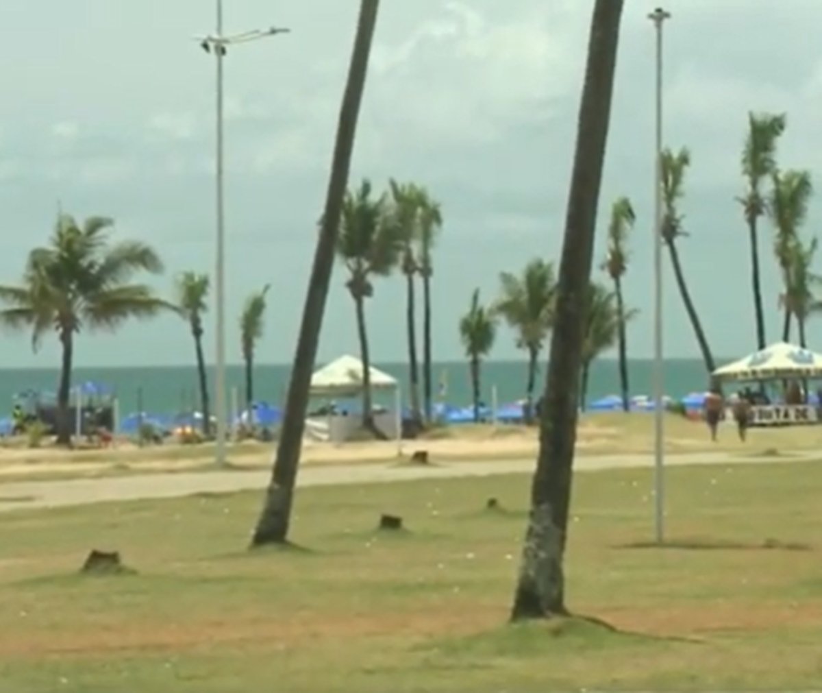 Homem morre afogado em praia de Itapuã após ingestão de bebida alcoólica 