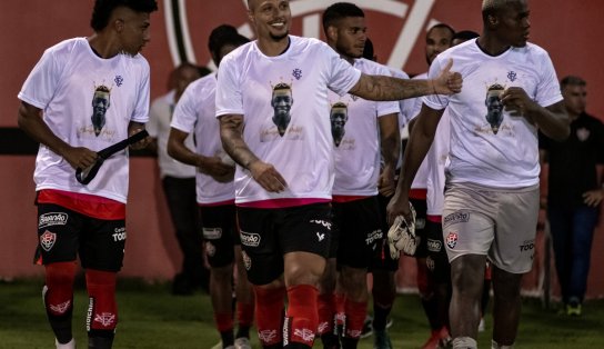 Vitória faz homenagem a Pelé, rei do futebol; time baiano nunca foi derrotado pelo craque do Santos 