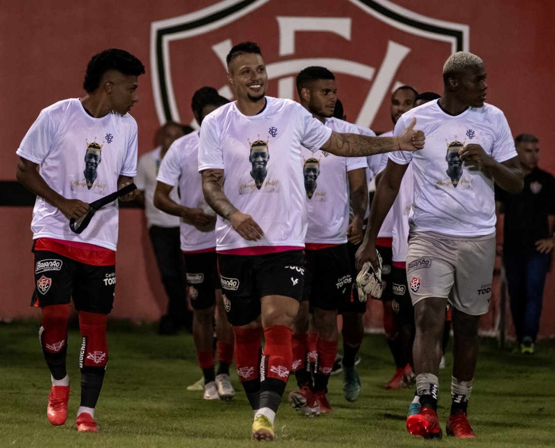 Vitória faz homenagem a Pelé, rei do futebol; time baiano nunca foi derrotado pelo craque do Santos 