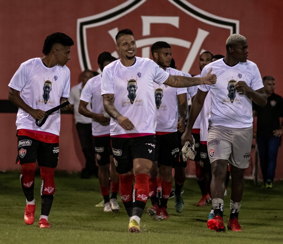 Vitória faz homenagem a Pelé, rei do futebol; time baiano nunca foi derrotado pelo craque do Santos 