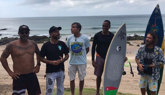 Amigos fazem homenagem a surfista baiano morto em Portugal; "era meu ídolo no esporte" 