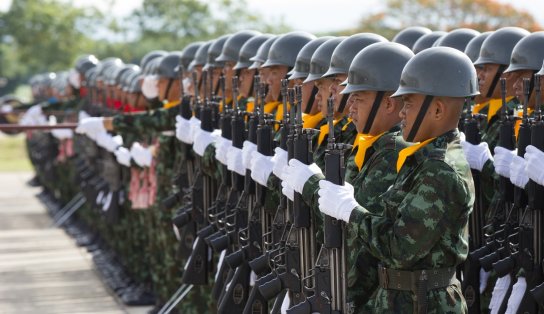 Fingindo ser do Exército chinês para seduzir mulheres, homem acaba preso 