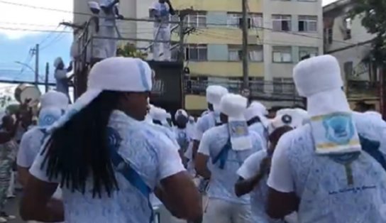 Filhos de Gandhy realizam caminhada e entregam presente para Oxum; veja vídeos