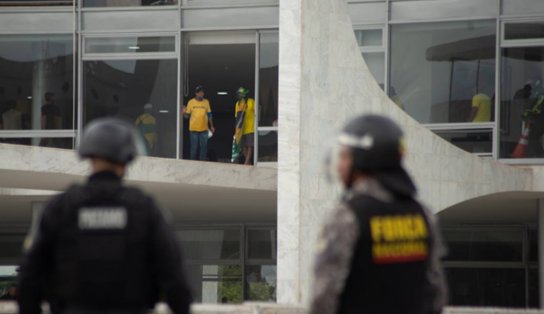 Biden, Macron, Ciro, Tebet, Neto, Tarcísio e mais políticos repudiam atos golpistas em Brasília