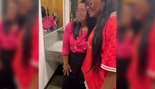 Com fãs na porta do banheiro, Ludmilla desiste de fazer cocô; "me senti invadida"