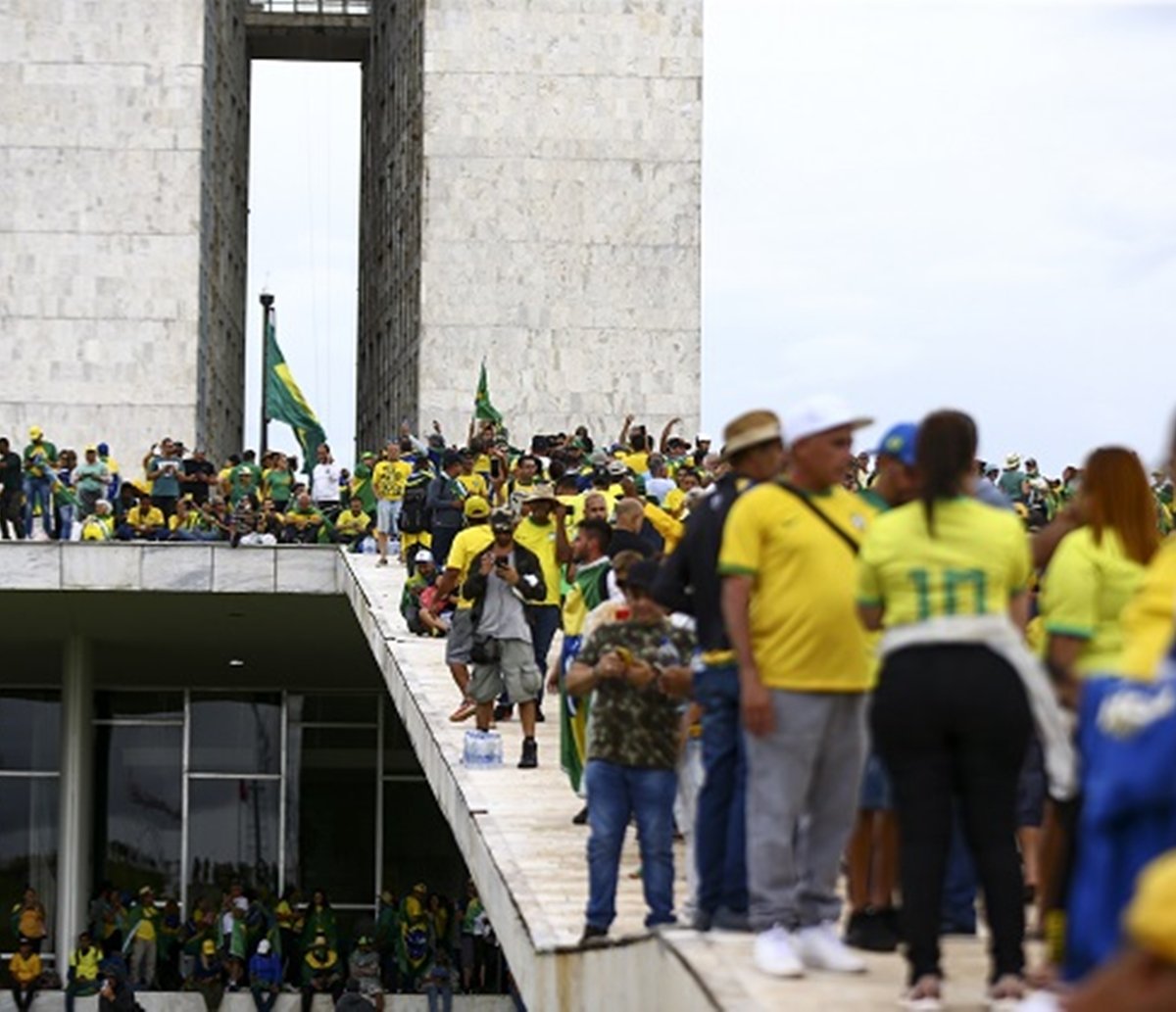 CBF se manifesta contra uso de camisas da seleção em atos terroristas 