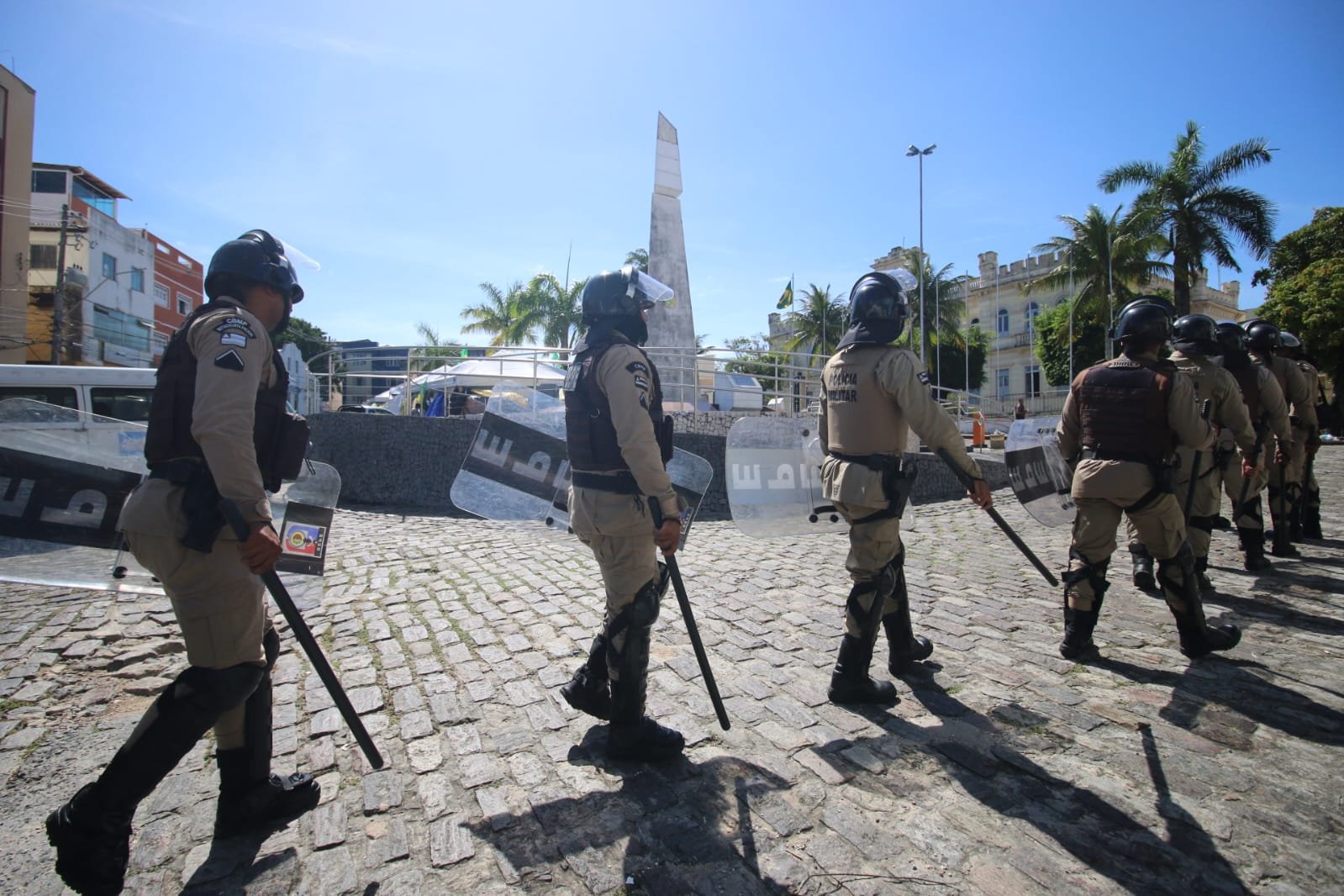 Polícia Militar desmonta acampamentos de bolsonaristas na Bahia; veja fotos e vídeos