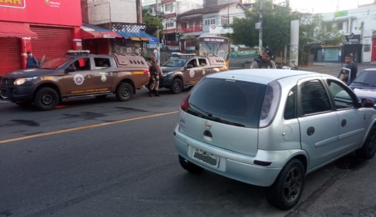 Com carro roubado, criminosos assaltam rodoviários e trocam tiros com PMs, em Salvador