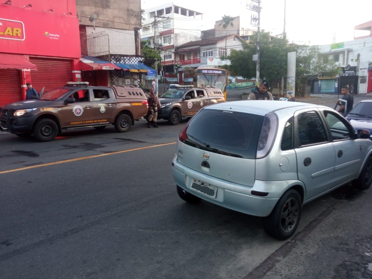 Com carro roubado, criminosos assaltam rodoviários e trocam tiros com PMs, em Salvador