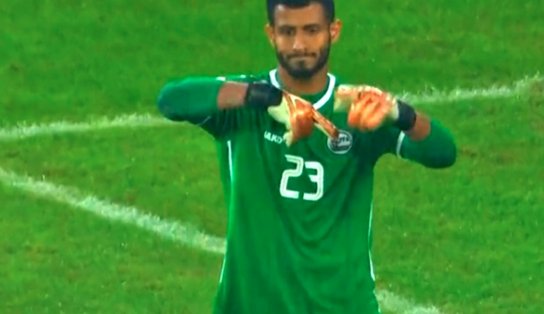 Após “entregar a paçoca” ao time adversário, goleiro pede substituição no meio do jogo