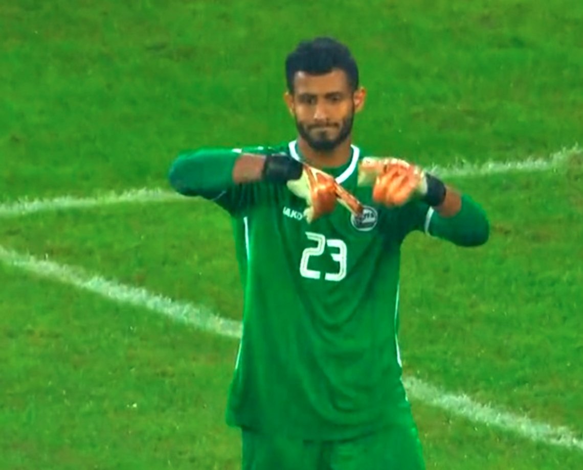 Após “entregar a paçoca” ao time adversário, goleiro pede substituição no meio do jogo