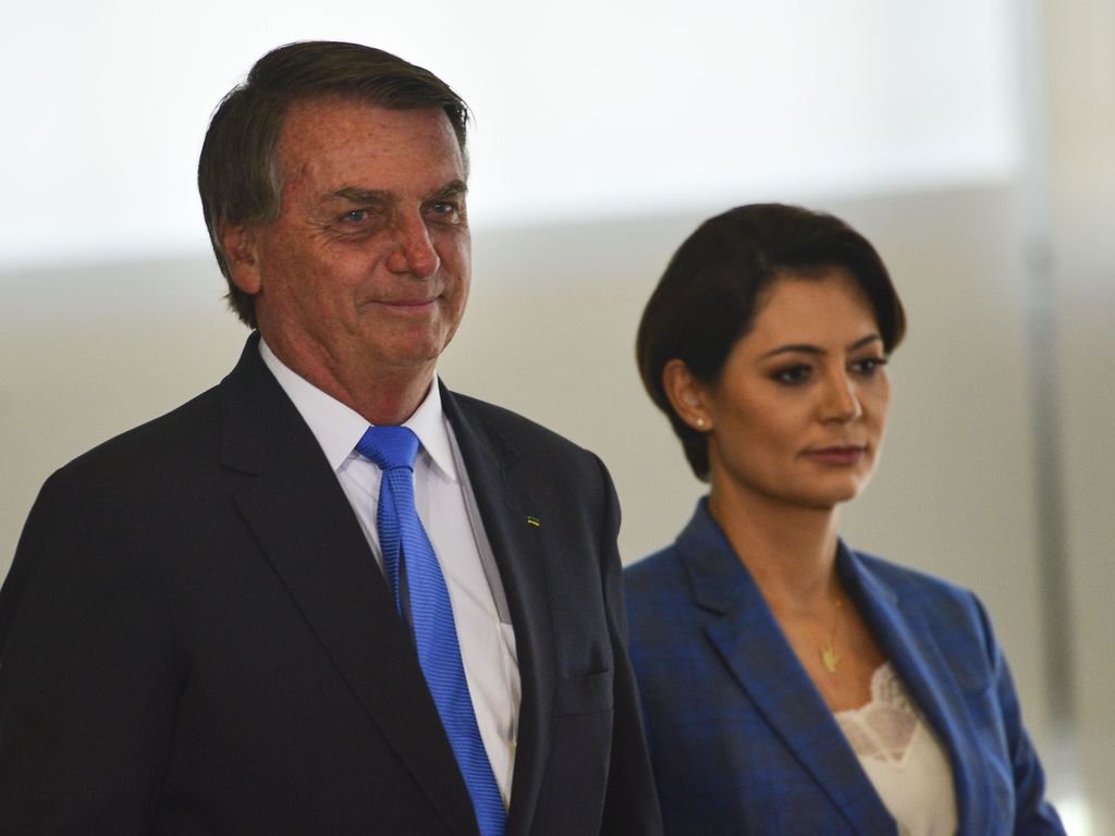 Governo realiza 1ª quebra do sigilo de 100 anos de Bolsonaro; visitas de Michelle são expostas