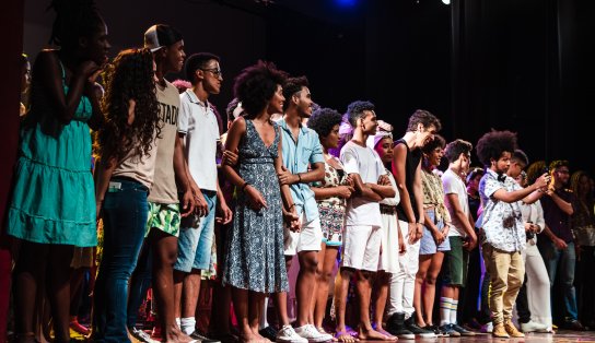 Teatro Jorge Amado abre inscrições para cursos de teatro para pessoas pretas com bolsas de 80% a 100%