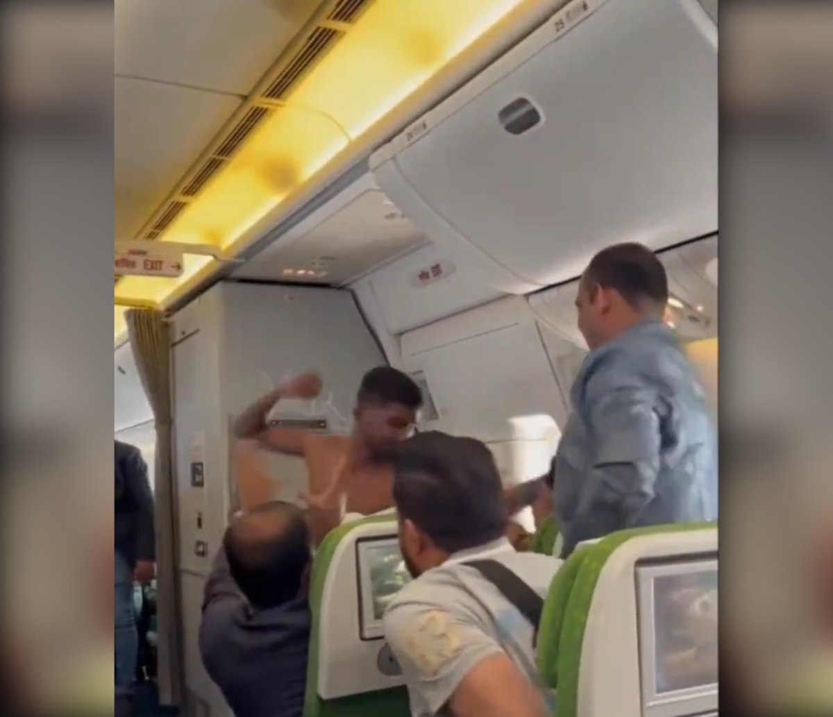 Vídeo mostra troca de socos dentro de avião, briga foi motivada por assento