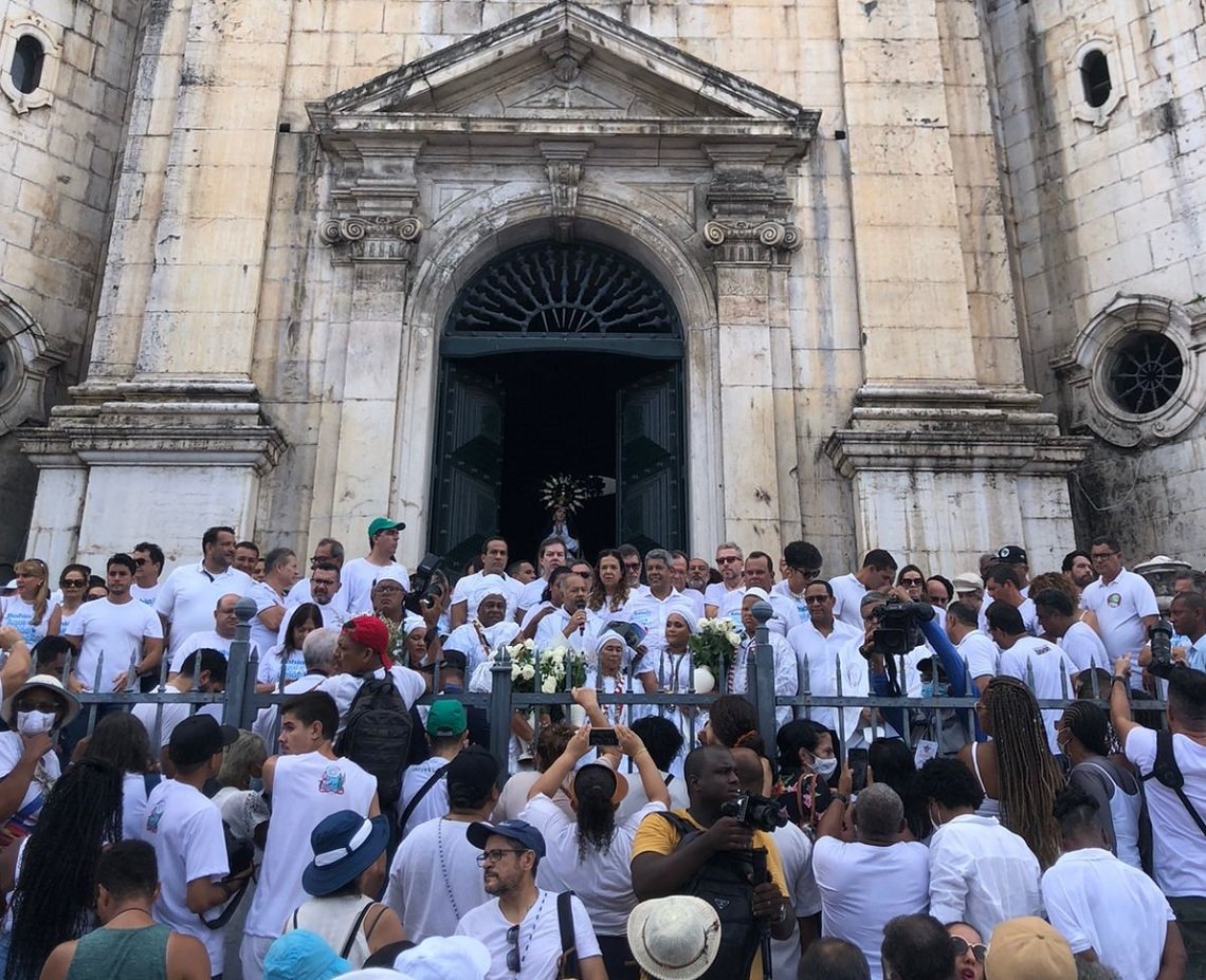 Após três anos, baianos e turistas voltam a participar da Lavagem do Bonfim