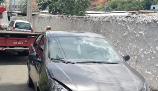 Carro roubado é encontrado no bairro de Santa Mônica após denúncias, em Salvador 