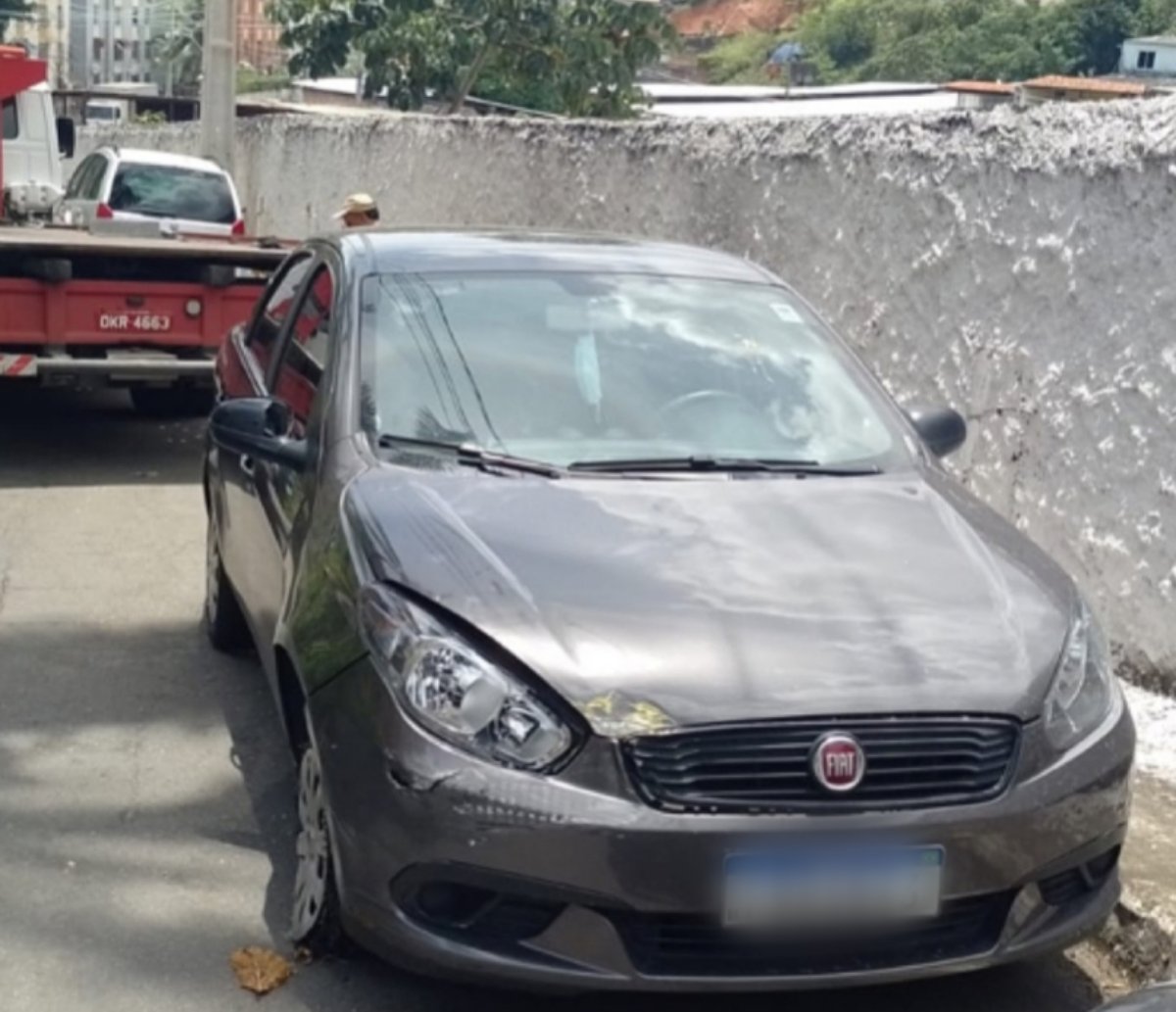 Carro roubado é encontrado no bairro de Santa Mônica após denúncias, em Salvador 