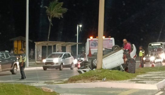 Carro capota em Piatã e deixa trânsito complicado na orla