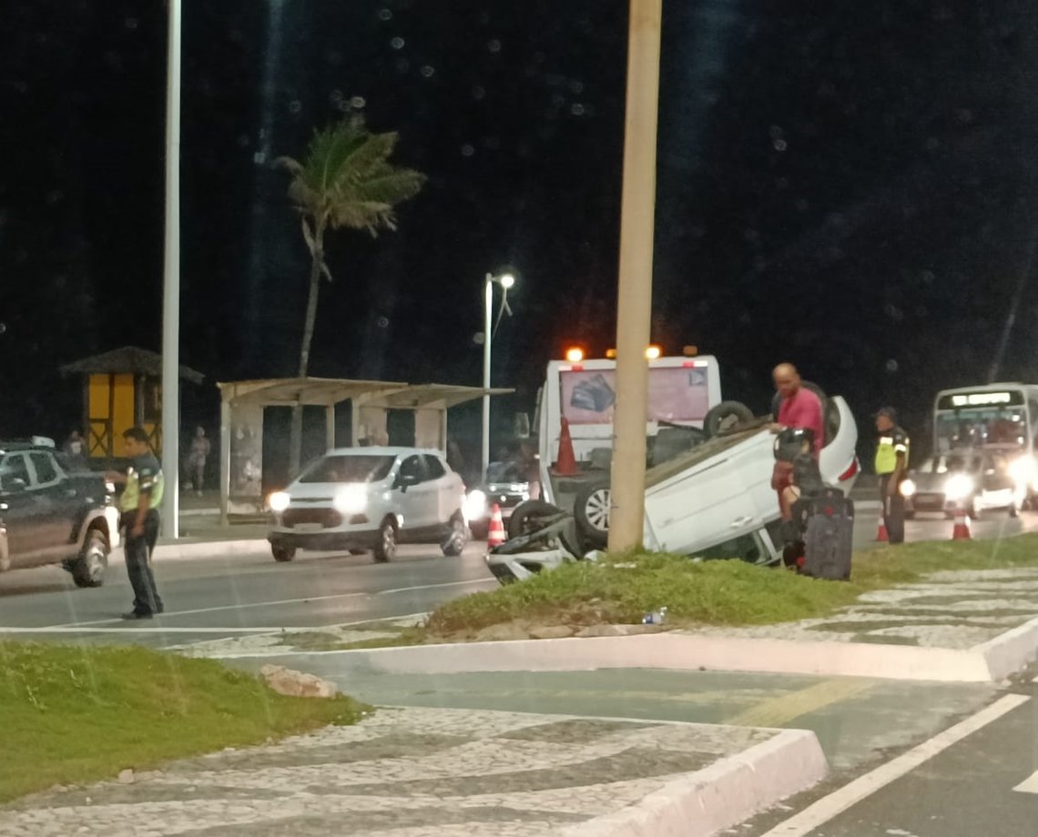 Carro capota em Piatã e deixa trânsito complicado na orla