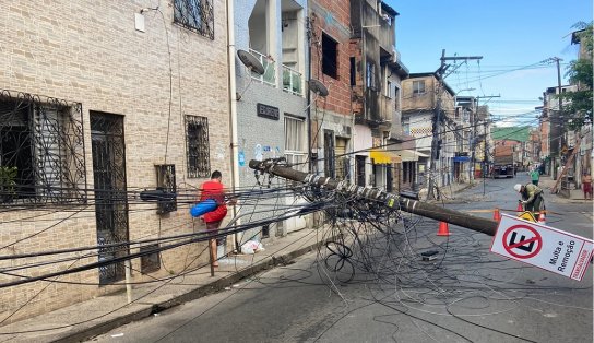 Caminhão carregado de madeiras derruba poste no bairro do Uruguai, em Salvador