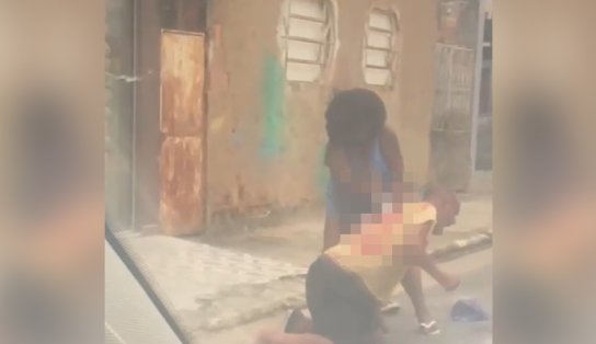 Mulher mata marido a facadas e deixa corpo na rua, em plena luz do dia; vídeo 