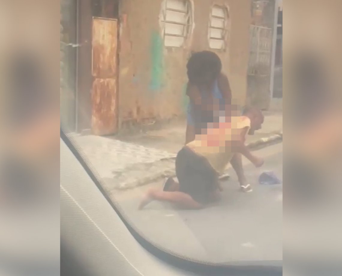 Mulher mata marido a facadas e deixa corpo na rua, em plena luz do dia; vídeo 